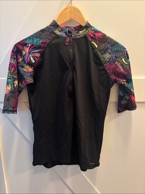 Ripzone half zip Rash Guard with Colorful Tropical Print Sleeves, size M